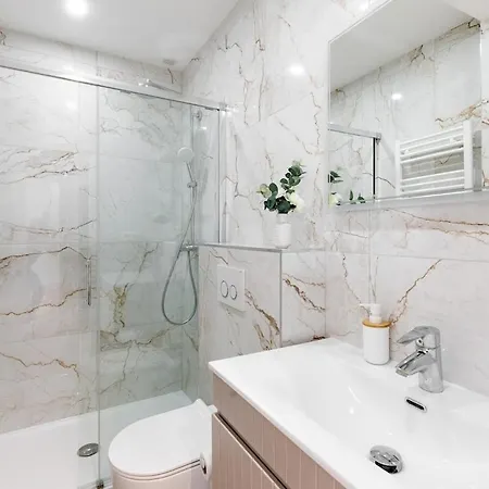 Carlton Area Lux 2 Beds 2 Baths *