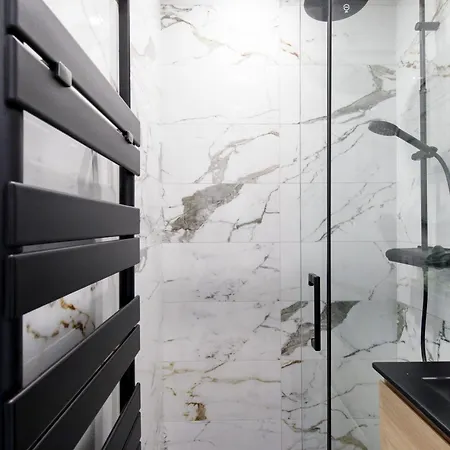 Carlton Area Lux 2 Beds 2 Baths *